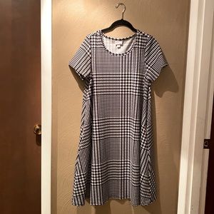 Size S Lularoe Jessie dress:  black and white.